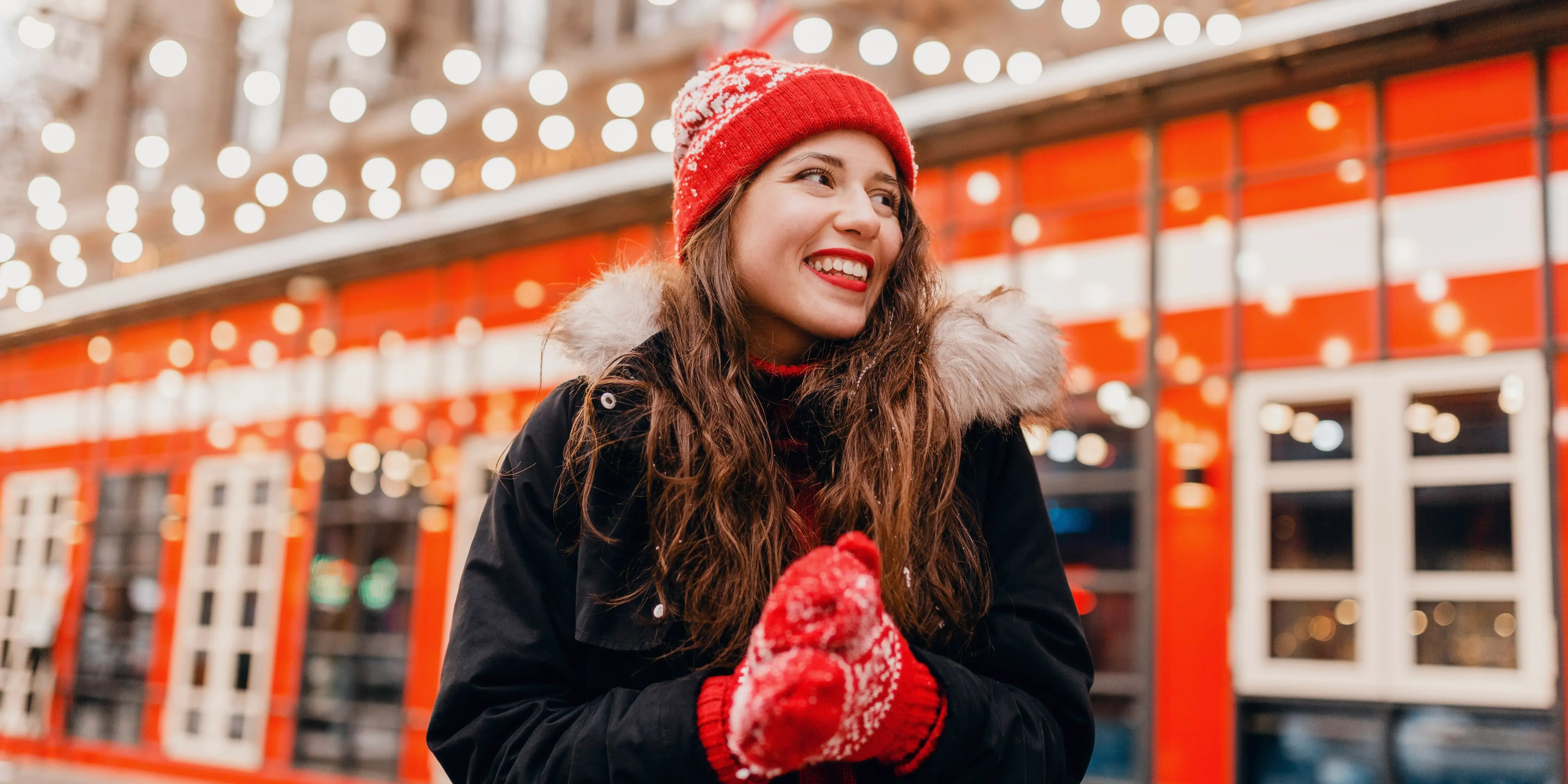 Mujer caminando en las calles con decoración navideña. Navidad en Hidalgo